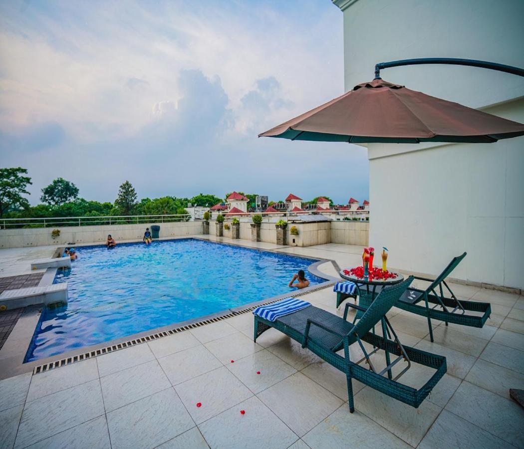Barsana Hotel & Resort Силигури Экстерьер фото